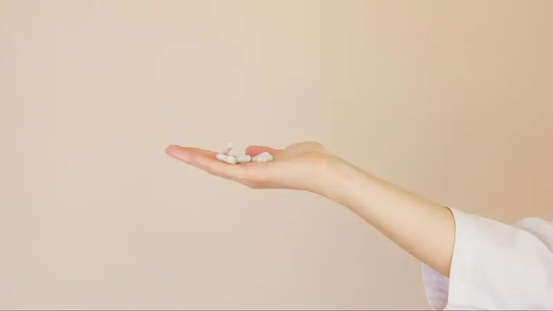 a female hand holding white pills
methadone overdose