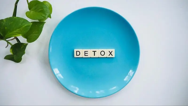 a blue plate with a word detox on it